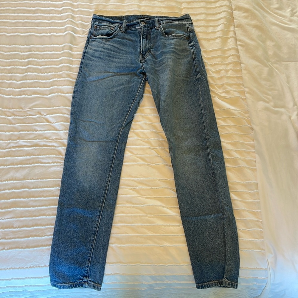 Slightly worn lucky brand blue jeans. Mens fit size 30/32 slim leg.